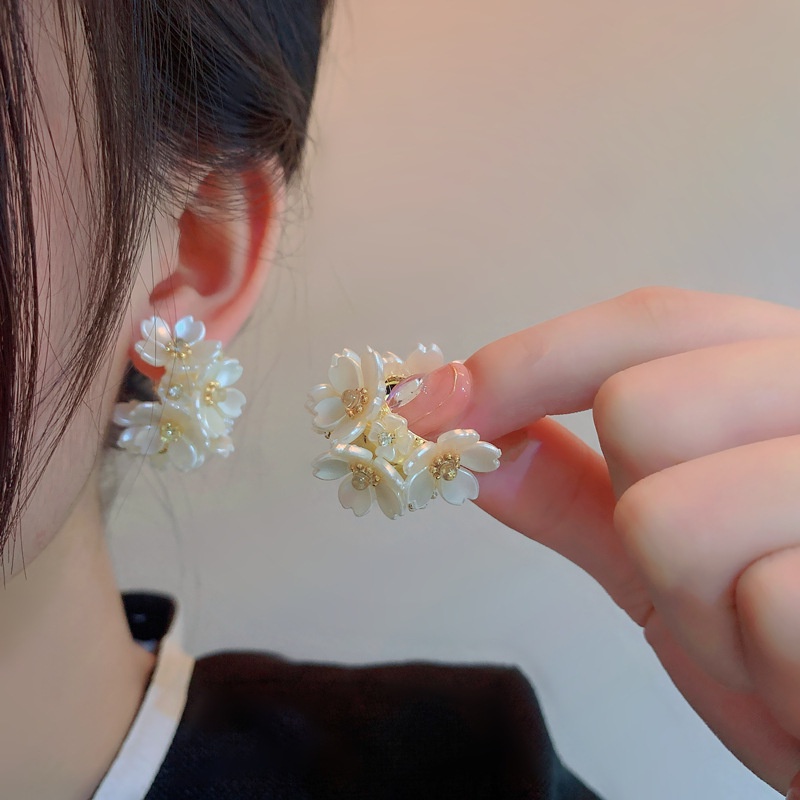 Khuyên Tai Hình Hoa Trắng Đính Kim Cương Giả Phong Cách Pháp Thanh Lịch Thời Trang Mới