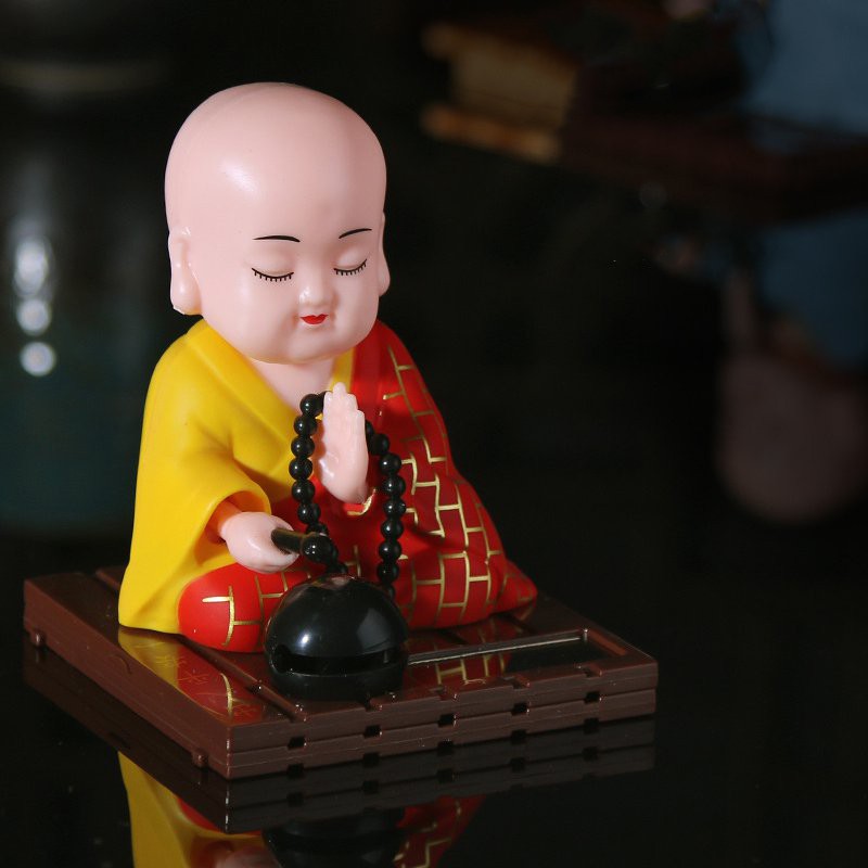 Tượng phật chú tiểu gõ mõ tụng kinh năng lượng mặt trời, trang trí taplo ô tô kèm tràng hạt