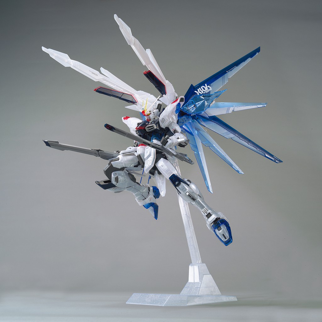 Bandai Mô Hình Gundam MG Freedom 2.0 Clear The Gundam Base Limited 1/100 Master Grade Đồ Chơi Lắp Ráp Anime Nhật