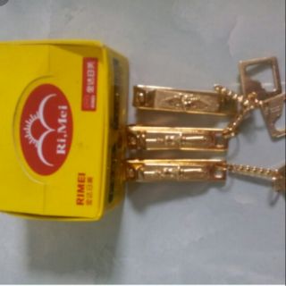 Bấm móng tay cho bé