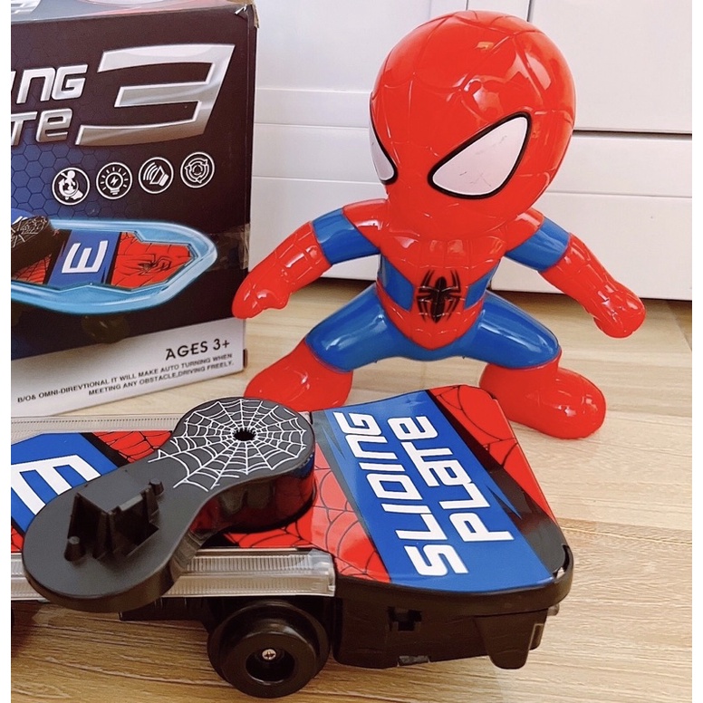 Đồ Chơi Siêu Nhân Người Nhện Trượt Ván Lật Xoay 360 Độ Chất Liệu Nhựa Abs An Toàn Cho Bé (Tặng Kèm Pin).