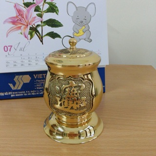 Đài nước đồng, ly trà có nắp đồng, choé thờ bằng đồng.