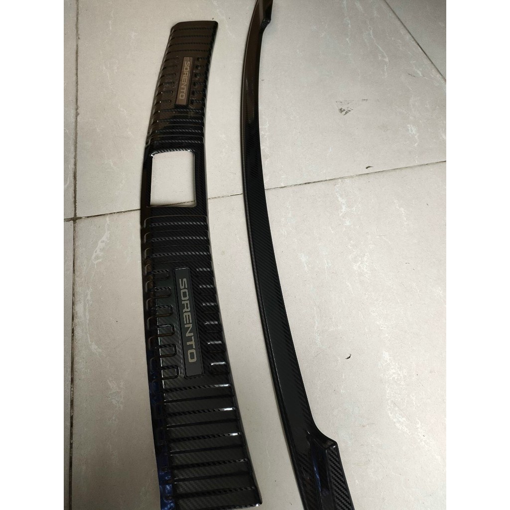 Ốp chống trày cốp xe Kia Sorento 2021, chất liệu cacbon cao cấp