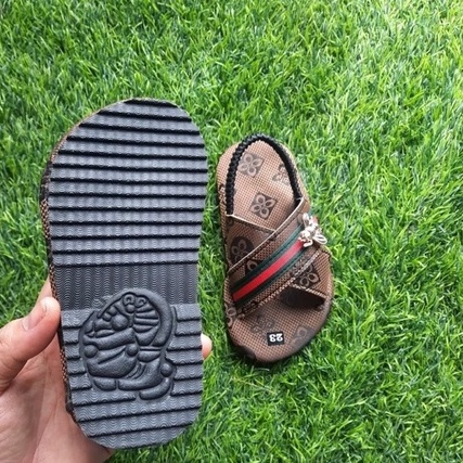 Sandal quai hậu hình con ong cho bé - chọn lên 1 size cho bé nhé các mom