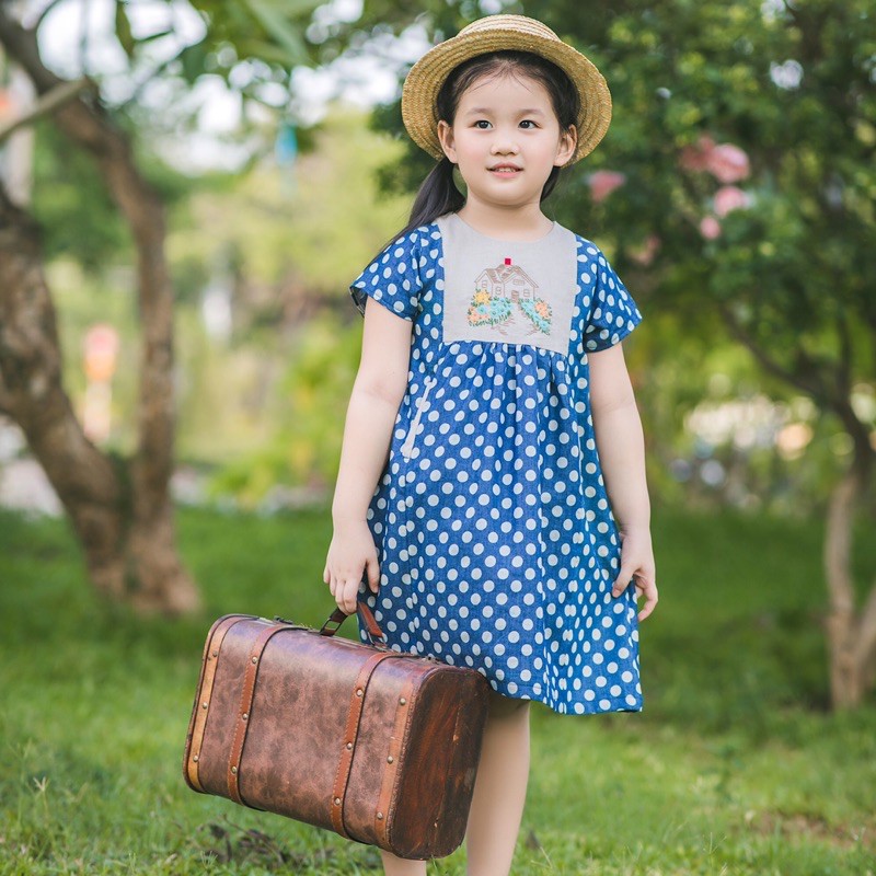 Áo đầm bé gái xanh chấm bi trắng thêu ngôi nhà