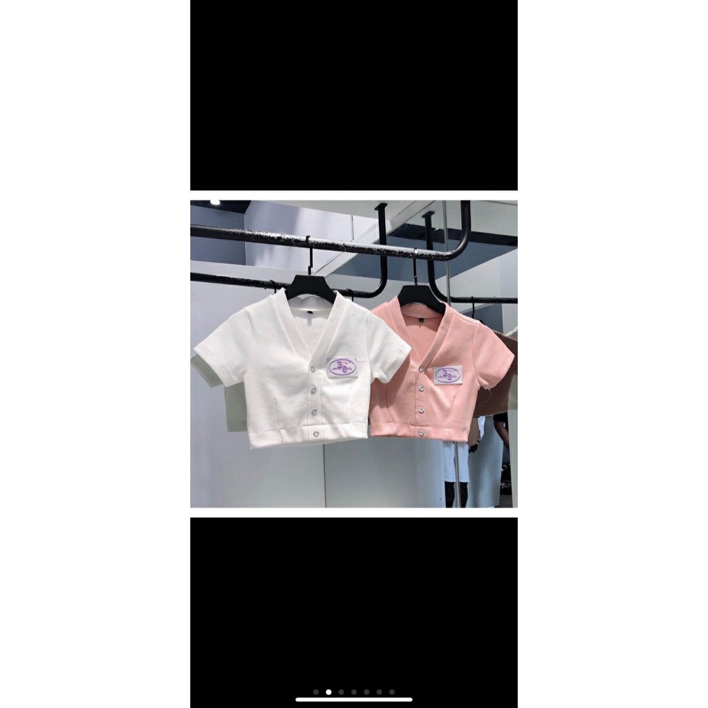 Áo Thun Form Croptop Kiểu Cổ V Phói Nút Kèm Logo In Kiểu Phá Cách TTS0885