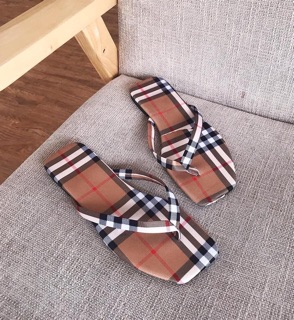 Dép kẹp xỏ ngón burberry