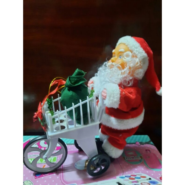 Một ông già Noel dễ thương chụp ảnh kèm nhạc việt giáng sinh