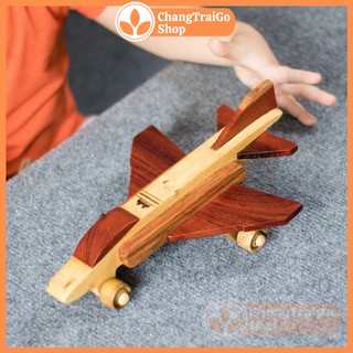 Đồ chơi gỗ, Máy bay chiến đấu, phản lực, hóa thân làm phi công cùng Chàng Trai Gỗ.