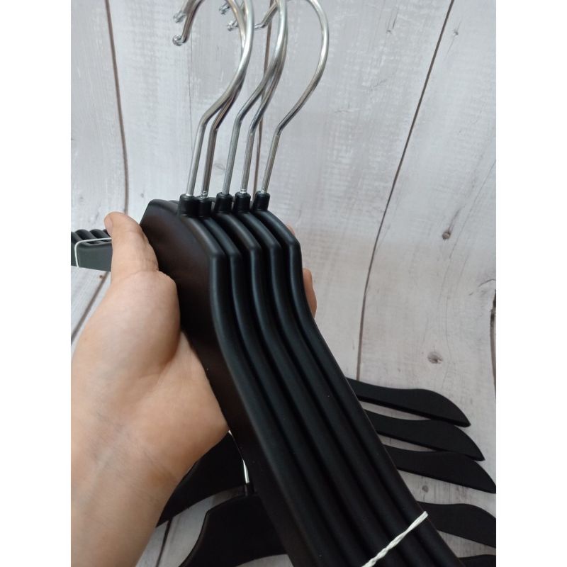 Móc treo quần áo bằng nhựa,mỏng dẹt,ngang vai 40cm,đầu móc xoay 360 độ,phụ kiện cho shop thời trang