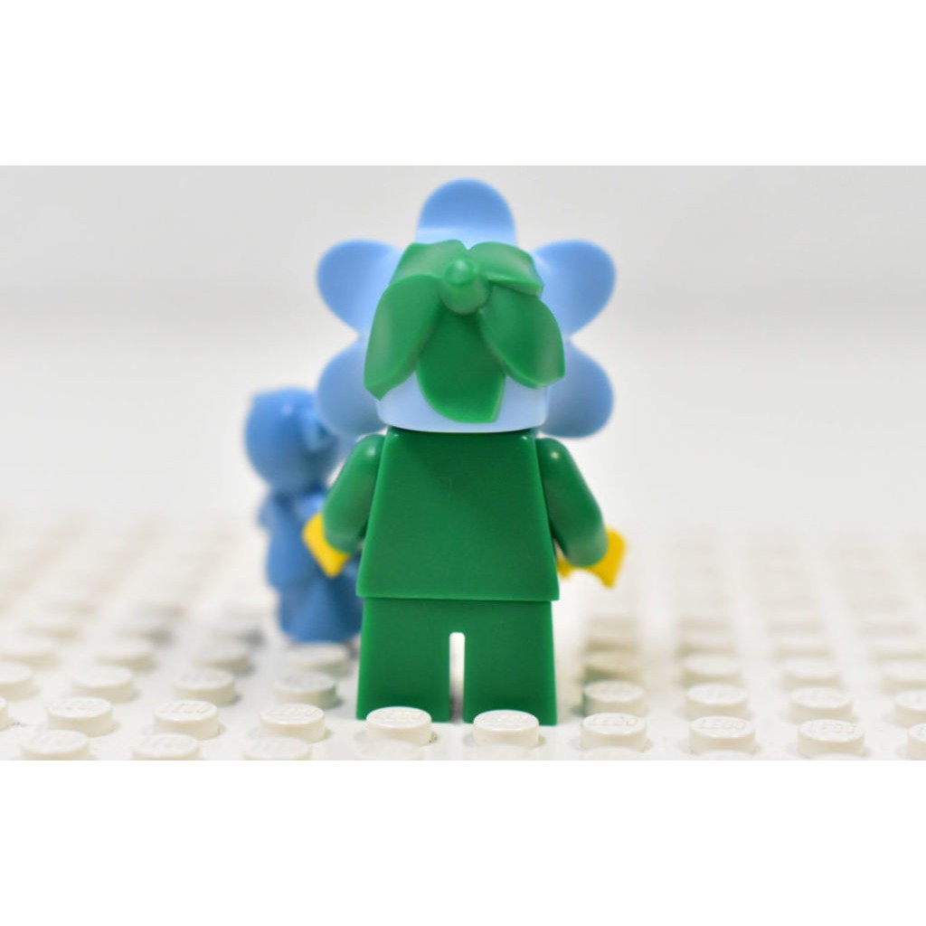 Nhân vật LEGO Minifigures flower girl with blue Teddy bear - bé gái trong trang phục hoa cầm gấu Teddy xanh