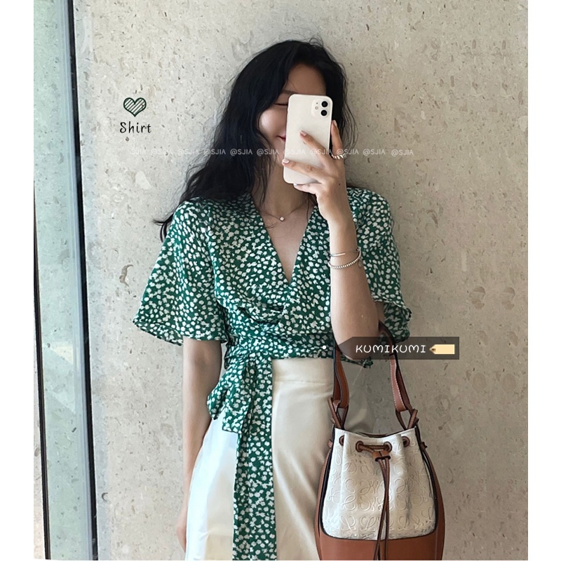 (ORDER) Áo voan hoa nhí màu xanh lá cổ V, dây thắt nơ eo dáng ngắn style retro Hong Kong mùa hè