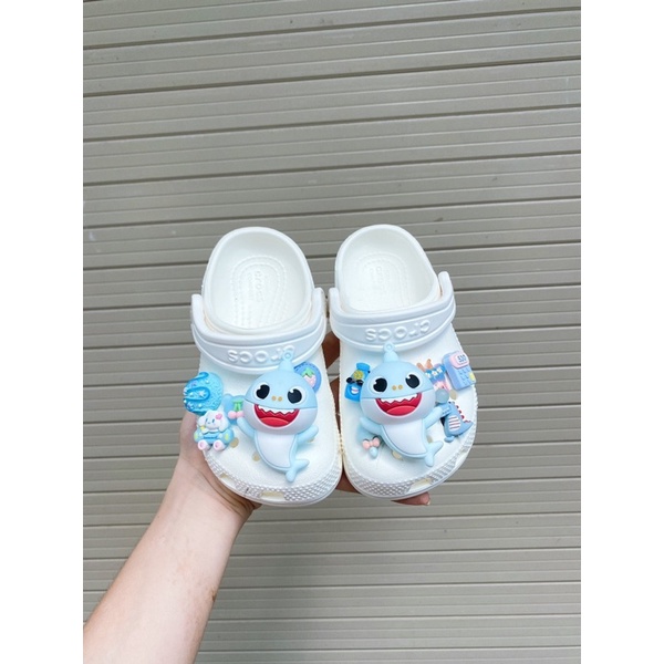 Charm to khổng lồ baby shark 3 màu sẵn nút gắn chỉ việc gắn sục