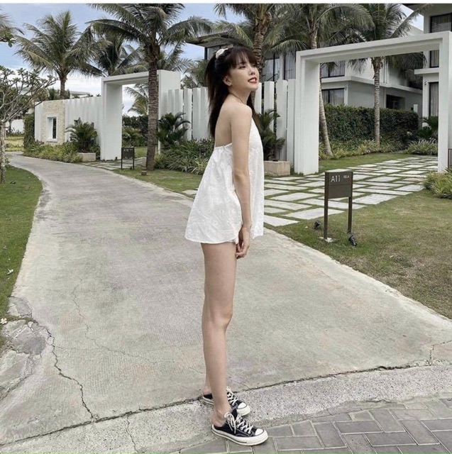 Áo kiểu KORA TOP màu trắng hoạ tiết hoa cúc tone thiết kế trẻ trung cột dây cổ yếm hở lưng quyến rũ style giấu quần | BigBuy360 - bigbuy360.vn