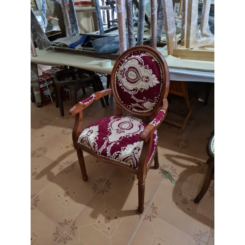 - Ghế Louis có tay