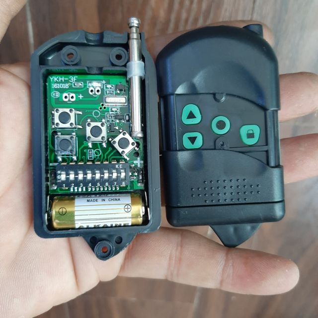 Điều khiển cửa cuốn mã gật 8 số. 336Mhz