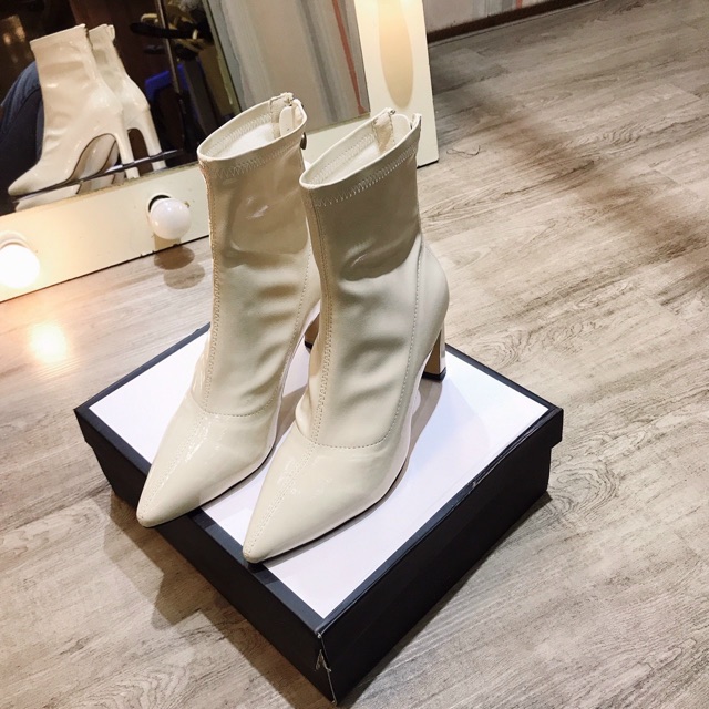 Boot da bóng ướt gót dẹt 7cm đen trắng sữa cổ cao | BigBuy360 - bigbuy360.vn