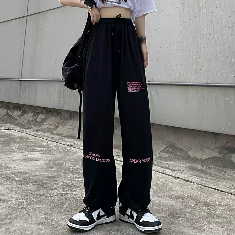 Quần jogger UNisex cho cả Nam và Nữ, quần dài màu đen chữ đỏ In 5D phong cách đường phố chất liệu cao cấp dày dặn.