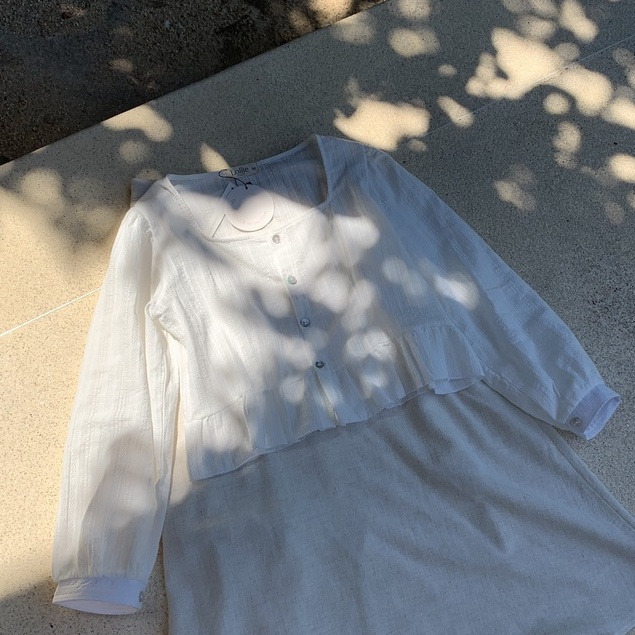 Áo kiểu cổ vuông vài đũi thêu cúc trai TKA207 LOLLIE STUDIO