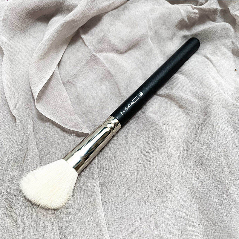 M Collection #168 SYNTHETIC LARGE ANGLED CONTOUR BRUSH