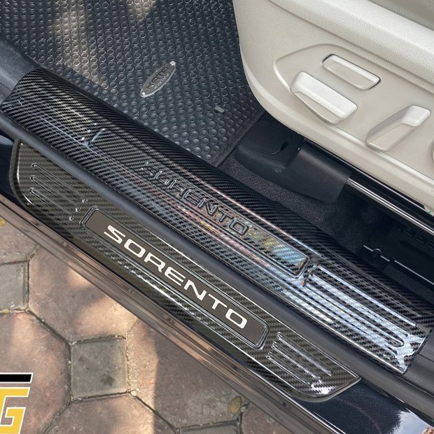 Ốp bậc cửa KIA SORENTO 2021 -2022 Mẫu carbon .
