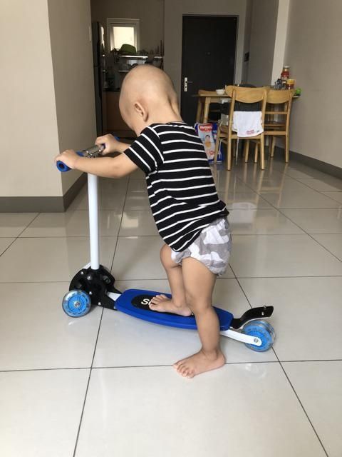 Xe scooter hàng xuất bánh xe có đèn phát sáng