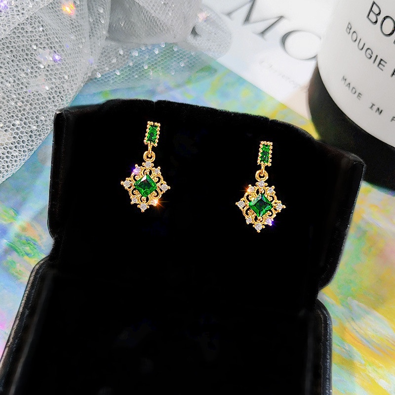 Khuyên Tai Dài Đính Ngọc Lục Bảo Thời Trang Cho Nữ