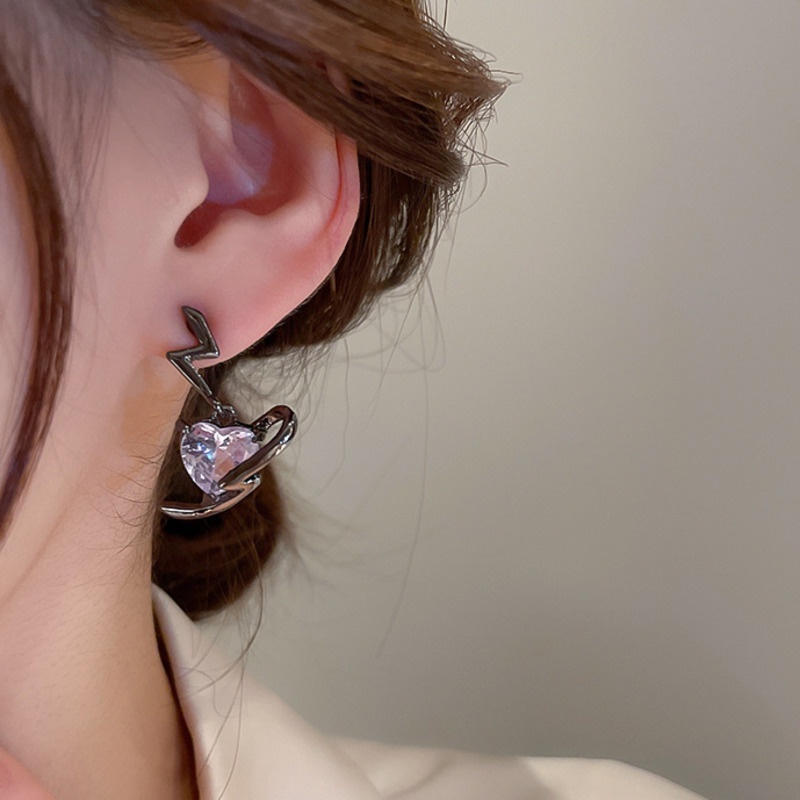 Khuyên Tai Hình Tia Sét Trái Tim Độc Đáo Phong Cách Hàn Quốc