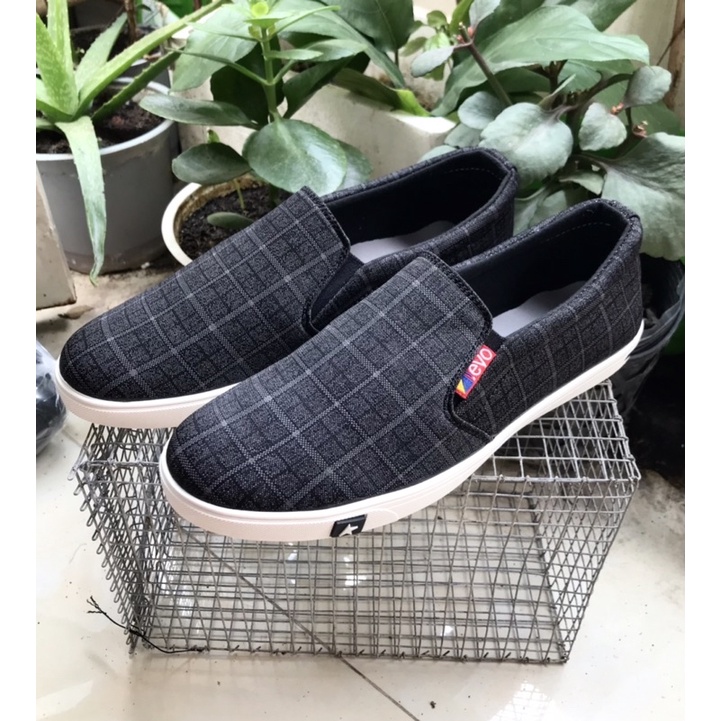 Giày lười vãi nam mẫu mới..họa tiết kẻ sọc,mã LV11, size từ 38-43, xám đen sang trọng lịch lãm