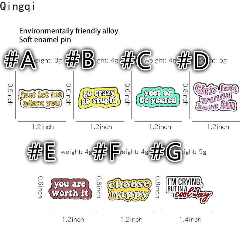 Ghim cài áo Miss Zoe kim loại khắc chữ nhiều màu sắc thời trang