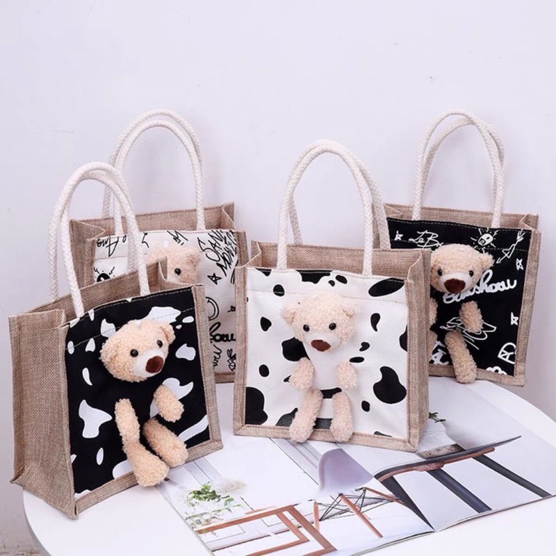 Túi cói mini size kèm gấu xinh in chữ kí, bò sữa hot trend, túi tole, canvas NÀNG CLOSET