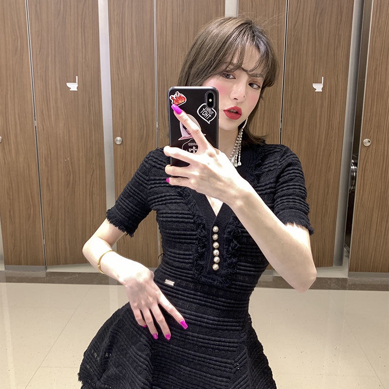 Đầm Đen Ngắn Tay Cổ Chữ V Ôm Dáng Họa Tiết Sọc Caro Phong Cách Hepburn