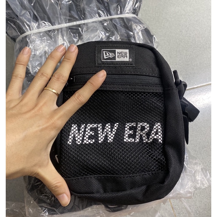 [Chính hãng Authentic]Túi đeo chéo New Era màu đen chữ trắng đựng nhiều đồ xinh xắn