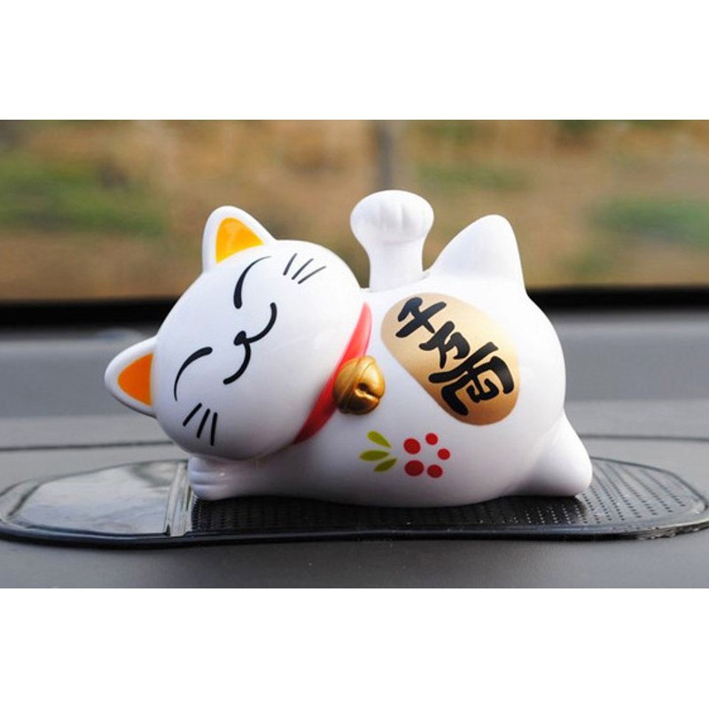 Chú mèo nằm vẫy tay giúp mang lại may mắn, bình an cho gia chủ