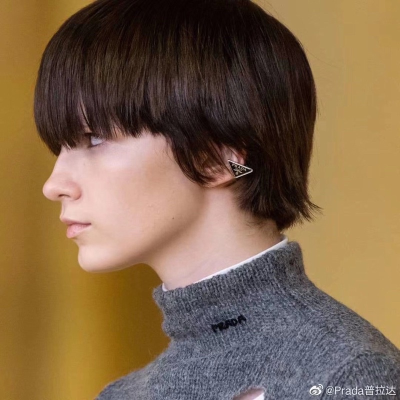 Khuyên tai P R A D A hót trend.khuyên kim loại hót