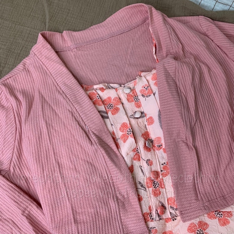 Set váy hai dây midi hoa nhí kèm áo khoác cardigan vàng dịu dàng, xinh xắn