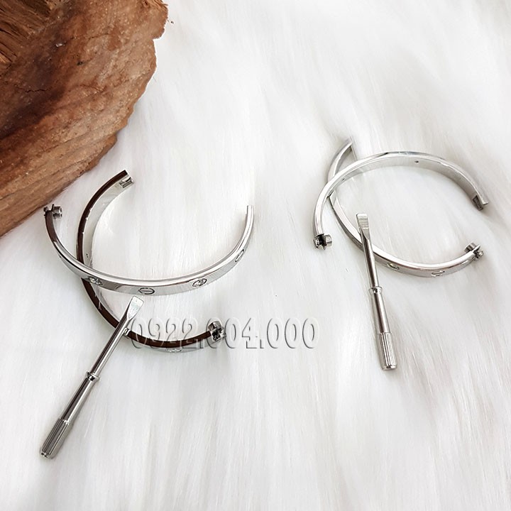 Vòng tay có vít mở cho cả nam và nữ hoặc đeo cặp VF574