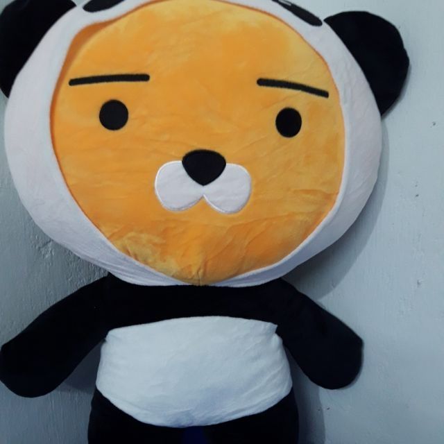 Gấu Si Ryan xuất xứ hàn quốc . Gấu cao 60cm . Mới 80% - 90% Gấu mới đẹp . Bạn nào fan của Ryan thì đón em về với đội nha