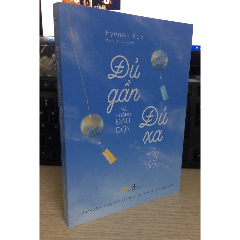 Sách - Đủ Gần Mà Không Đau Đớn Đủ Xa Mà Không Cô Đơn | BigBuy360 - bigbuy360.vn