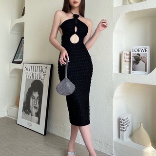 Đầm đen và trắng body dài thiết kế cúp ngực khoét 3 lỗ cổ yếm họa tiết bông dây lưng, 2 màu đen trắng - HL