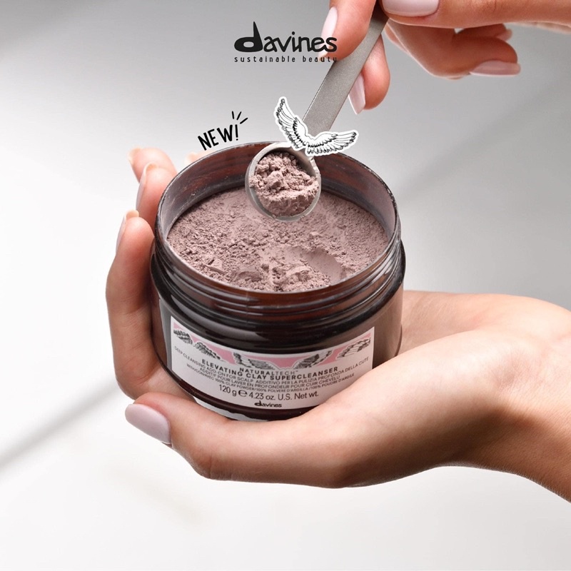 Đất sét Davines 𝐄𝐋𝐄𝐕𝐀𝐓𝐈𝐍𝐆 – 𝐋𝐀̀𝐌 𝐒𝐀̣𝐂𝐇 𝐒𝐀̂𝐔 𝐃𝐀 Đ𝐀̂̀𝐔 120g