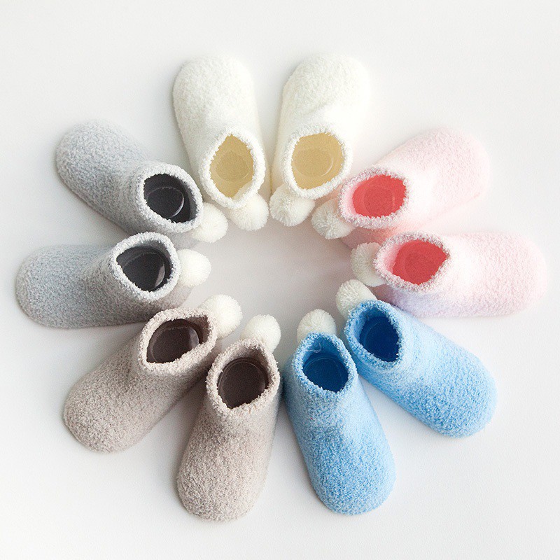 Vớ cotton cổ cao giữ ấm đính quả bông dễ thương cho bé