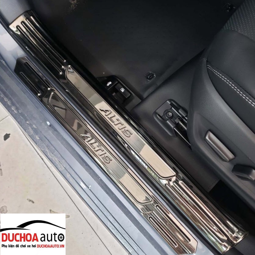 Ốp bậc cửa, nẹp bước chân TOYOTA ALTIS 2022 2023 - chất liệu Titan cao cấp