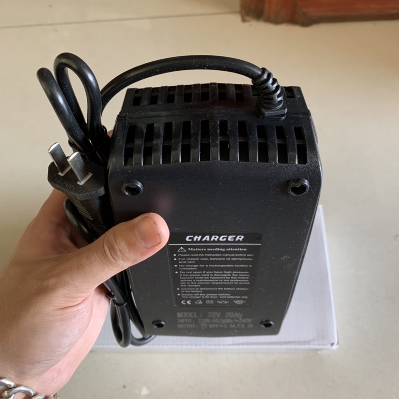 Sạc Xe Điện 72V20AH Chống Phồng Bình Chân Vuông Đặc