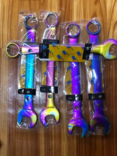 Cây cờ lê gắn bản tên cho các dòng xe