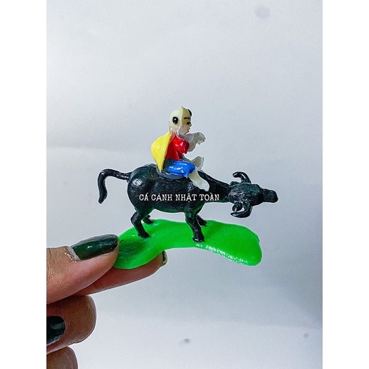 CHÚ TIỂU CỞI TRÂU BẰNG NHỰA TRANG TRÍ BỂ CÁ NON BỘ 4CM