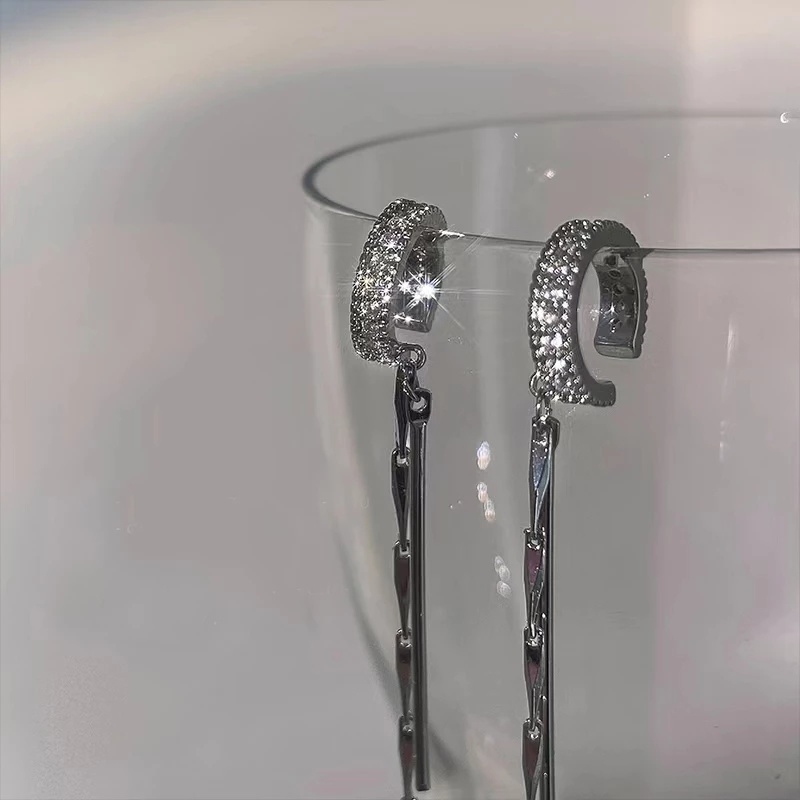 Khuyên Tai Dạng Kẹp Dáng Dài Đính Đá Zircon Hình Giọt Nước Phối Tua Rua Thời Trang Sang Trọng Cho Nữ