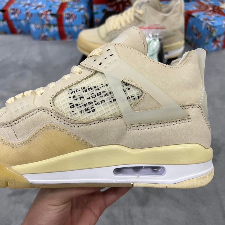 Giày Jordan 4 Retro Off-White Sail màu kem.