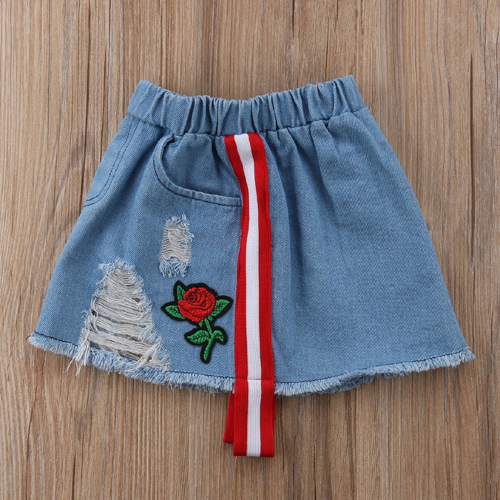 Áo tay ngắn cổ chữ V in hoa và váy jeans dễ thương cho bé gái