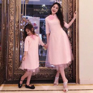 Set áo dài cách tân cho mẹ và bé. Size cho bé gái nhỏ từ 10kg đến 27kg. Mẹ từ 40kg đến 60kg.